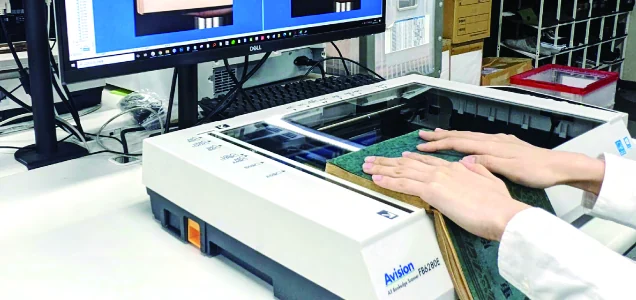 書籍や資料をフラットベッドスキャナーで電子化する作業
